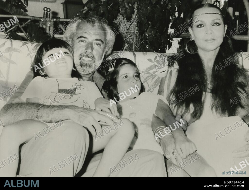 Agosto 1986. Sara Montiel, Pepe Tous y sus hijos en Palma de Mallorca.