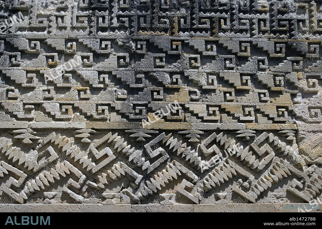 ARTE PRECOLOMBINO. MIXTECA. MITLA. Antiguo centro ceremonial mixteca-zapoteca constituido por cinco agrupaciones denominadas de Las Columnas del Arroyo, del Curato, del Sur y de los Adobes. Detalle de los RELIEVES. Estado de Oaxaca. México.