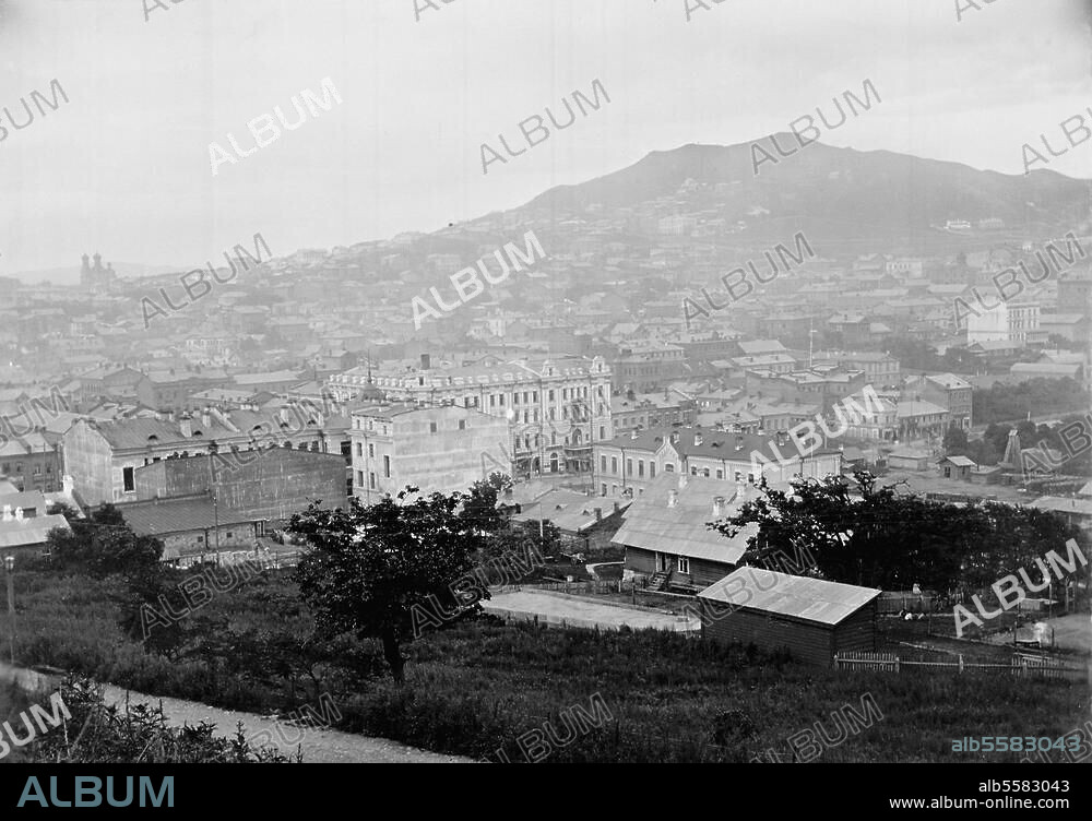 Wladiwostok (Russisch-Sibirien). Blick über die Stadt. Photographie, um 1905.