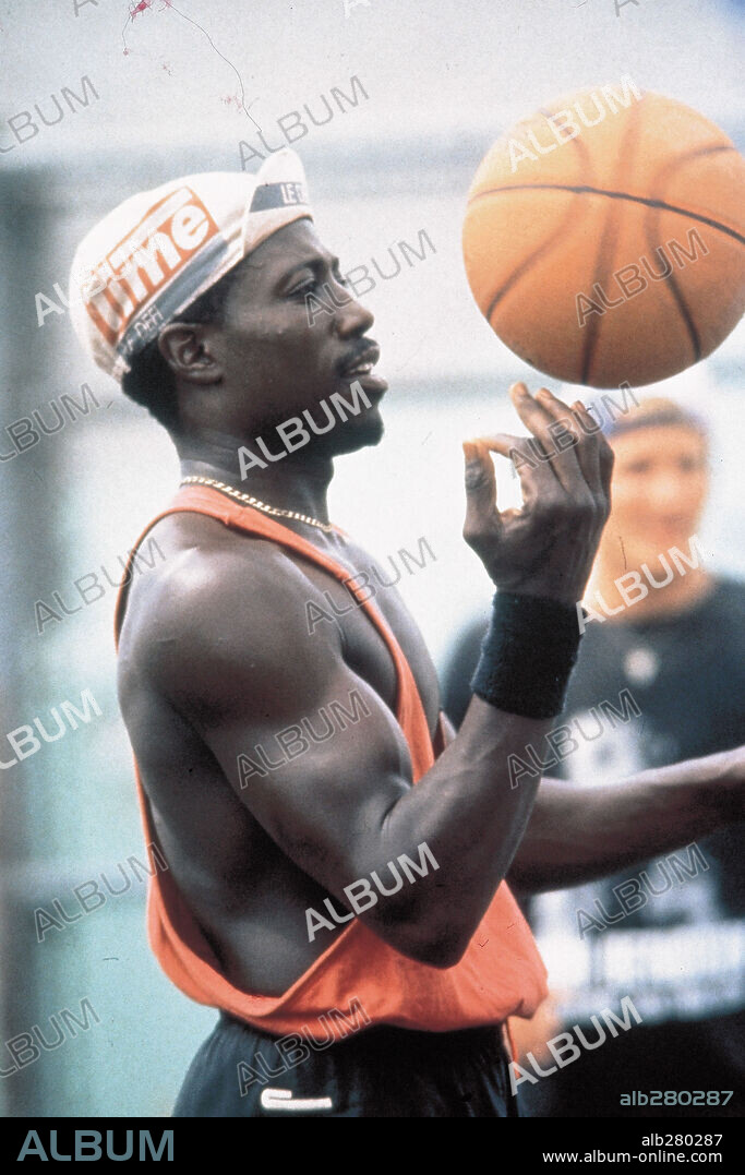 WESLEY SNIPES en LOS BLANCOS NO LA SABEN METER, 1992 (WHITE MEN CAN'T JUMP), dirigida por RON SHELTON. Copyright 20TH CENTURY FOX.