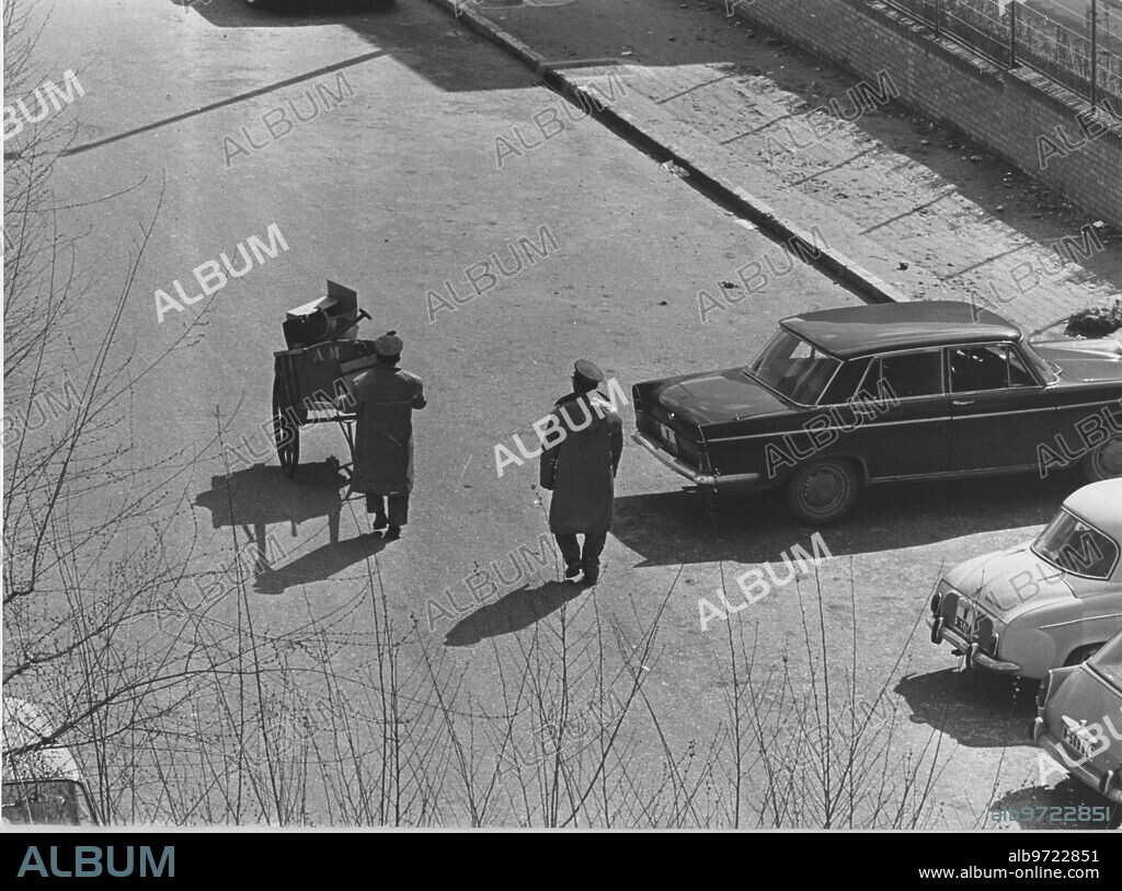 19 marzo 1971. Barrenderos en una de las calles de Madrid.