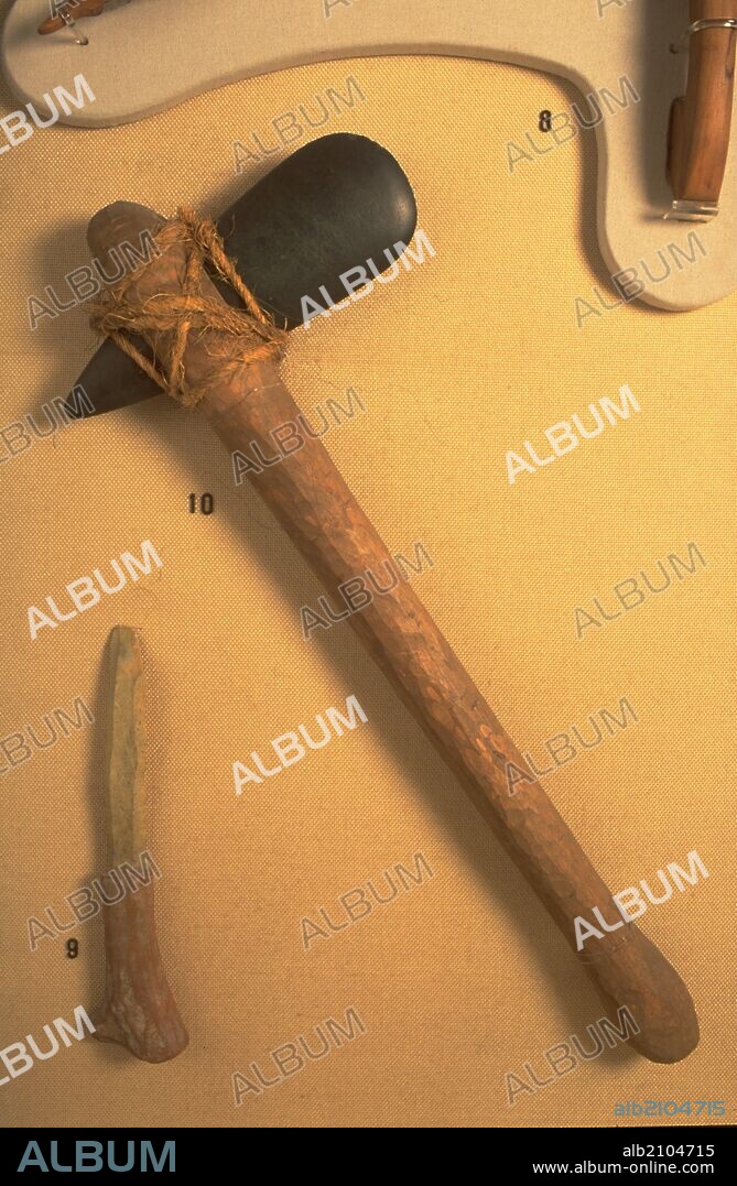 HACHA ENMANGADA. NEOLITICO. (DEPOSITO: MUSEO ARQUEOLOGICO NACIONAL).