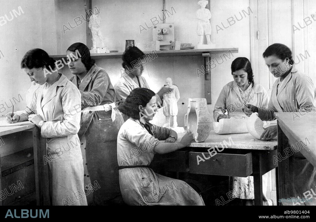 1935. Grupo de Alumnos Modelando en Escayola, en un rincón del taller.