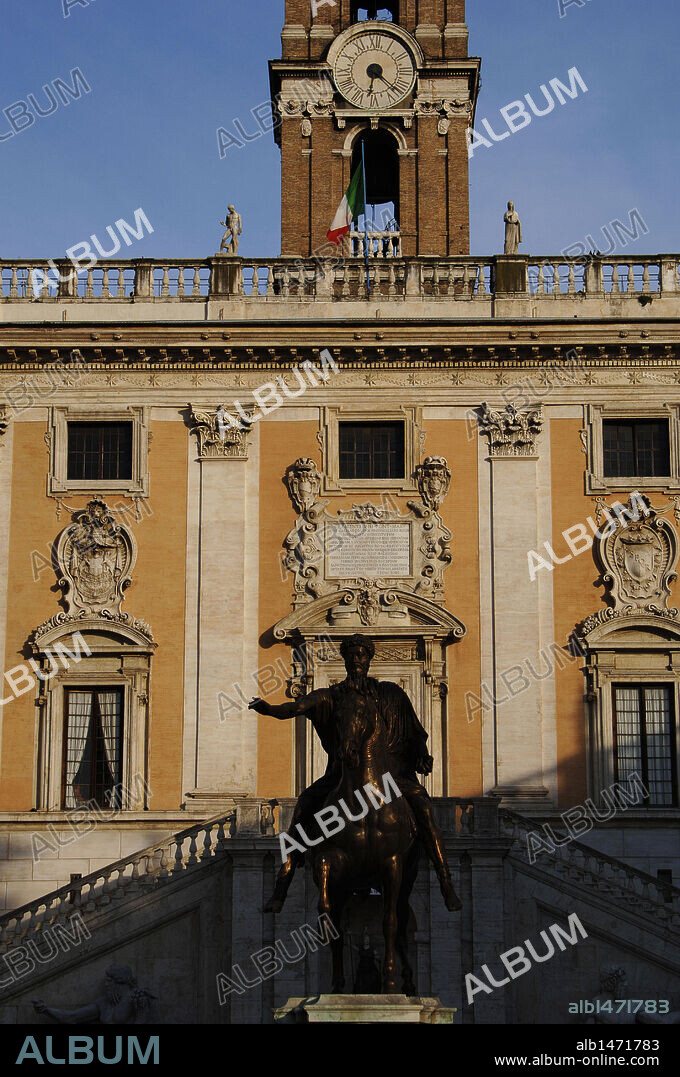 AYUNTAMIENTO DE ROMA (PALAZZO SENATORIO). Situado en la Plaza del Campidoglio. Vista del exterior y, frente a él, la ESTATUA ECUESTRE DE MARCO AURELIO (121-180). Italia.
