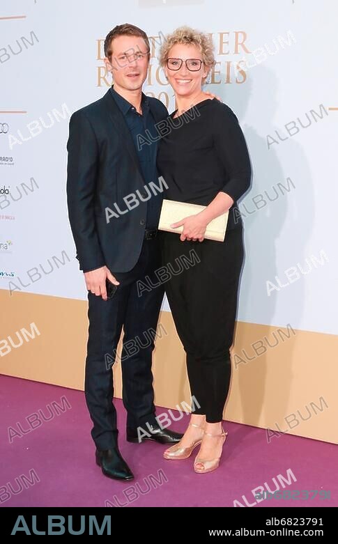 Alexander Bommes und Julia Westlake beim Deutschen Radiopreis 2014 - Verleihung im Schuppen 52 am 04.09.2014 in Hamburg. KEINE PERSOENLICHKEITSRECHTE VORHANDEN, NUR FUER REDAKTIONELLE VERWENDUNG, KEINE WERBUNG. KEINE WEITERGABE AN DRITTE.