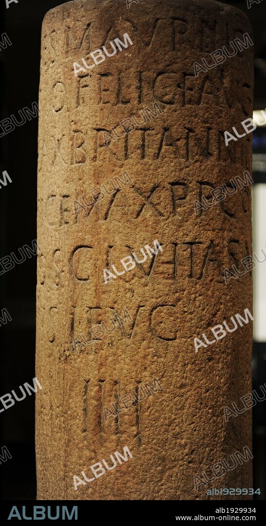 ARTE ROMANO. ALEMANIA. MILIARIO "MILIARIUM" provincial romano de época del emperador Caracalla. Realizado en piedra arenisca roja. Localidadades alemanas de Sinzheim y Kr. Rastatt, año 213-217. Colocados en las calzadas romanas para señalar la distancia cada mil passus (pasos dobles romanos), cada milla romana. Aquí en millas galas (2,2 Km). Museo Histórico Alemán. (Deutsches Historisches Museum). Berlin. Alemania. Europa. Pieza cedida del Badisches Landesmuseum Karlsruhe.