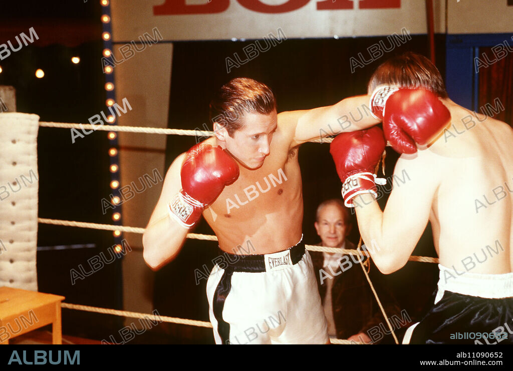 The story of the world-class boxer Bubi Scholz / Scene with Bubi Scholz (BENNO FÜRMANN) and Klaus (HEINRICH SCHMIEDER). / Headline: THE BUBI SCHOLZ STORY (1) / D 1997.