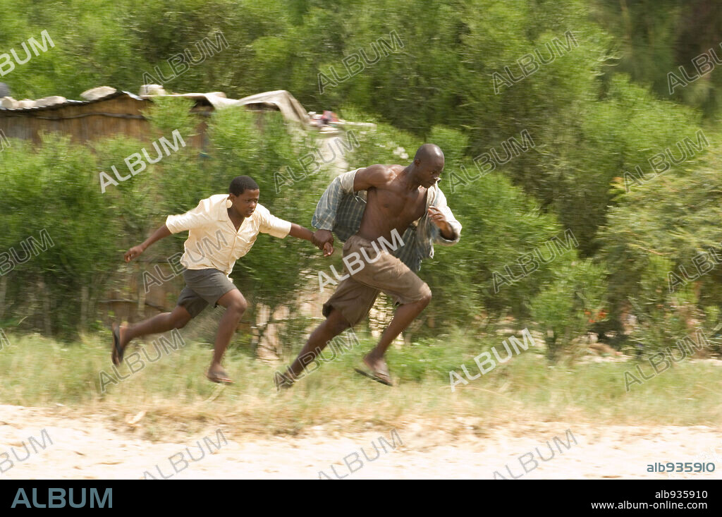 DJIMON HOUNSOU and KAGISO KUYPERS in BLOOD DIAMOND, 2006, directed by EDWARD ZWICK. Copyright WARNER BROS. PICTURES / BUITENDIJK, JAAP.