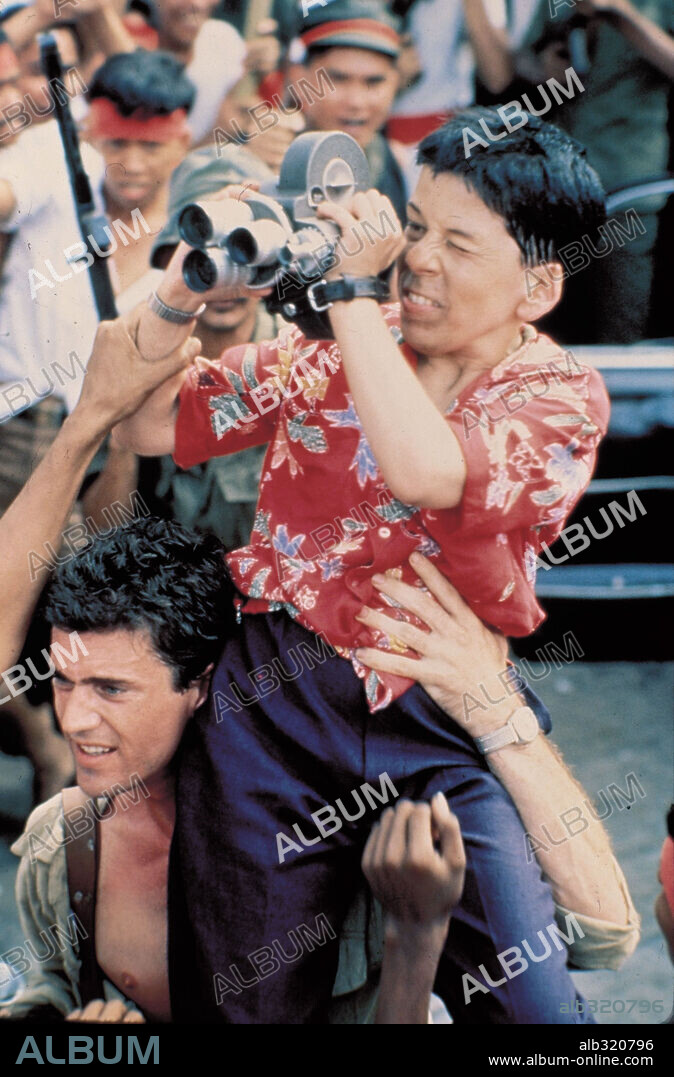 LINDA HUNT and MEL GIBSON in THE YEAR OF LIVING DANGEROUSLY, 1982, directed by PETER WEIR. Copyright M.G.M/UNITED ARTIST.