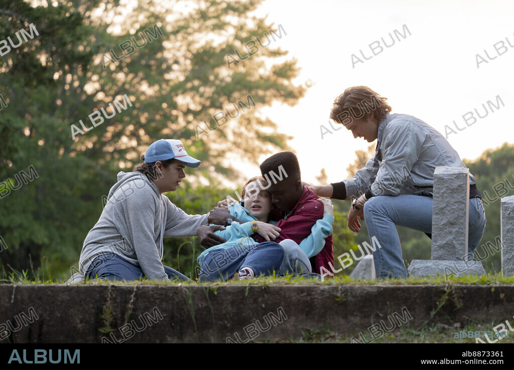 CALEB MCLAUGHLIN, GATEN MATARAZZO, JOE KEERY y SADIE SINK en STRANGER THINGS, 2016, dirigida por MATT DUFFER y ROSS DUFFER. Copyright 21 LAPS ENT/MONKEY MASSACRE. Temporada 4 episodio 4.