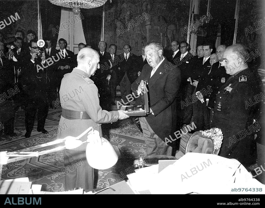 April 11, 1967. Franco Receives Real Madrid Basketball, European Champion, in the Pardo, Chaired by Bernabeú and Accompanied by the Minister Secretary of the Movement, Mr. Solís, and the National Sports Delegate Samaranch, in the image Santiago Bernabeú presents a plaque to Franco.