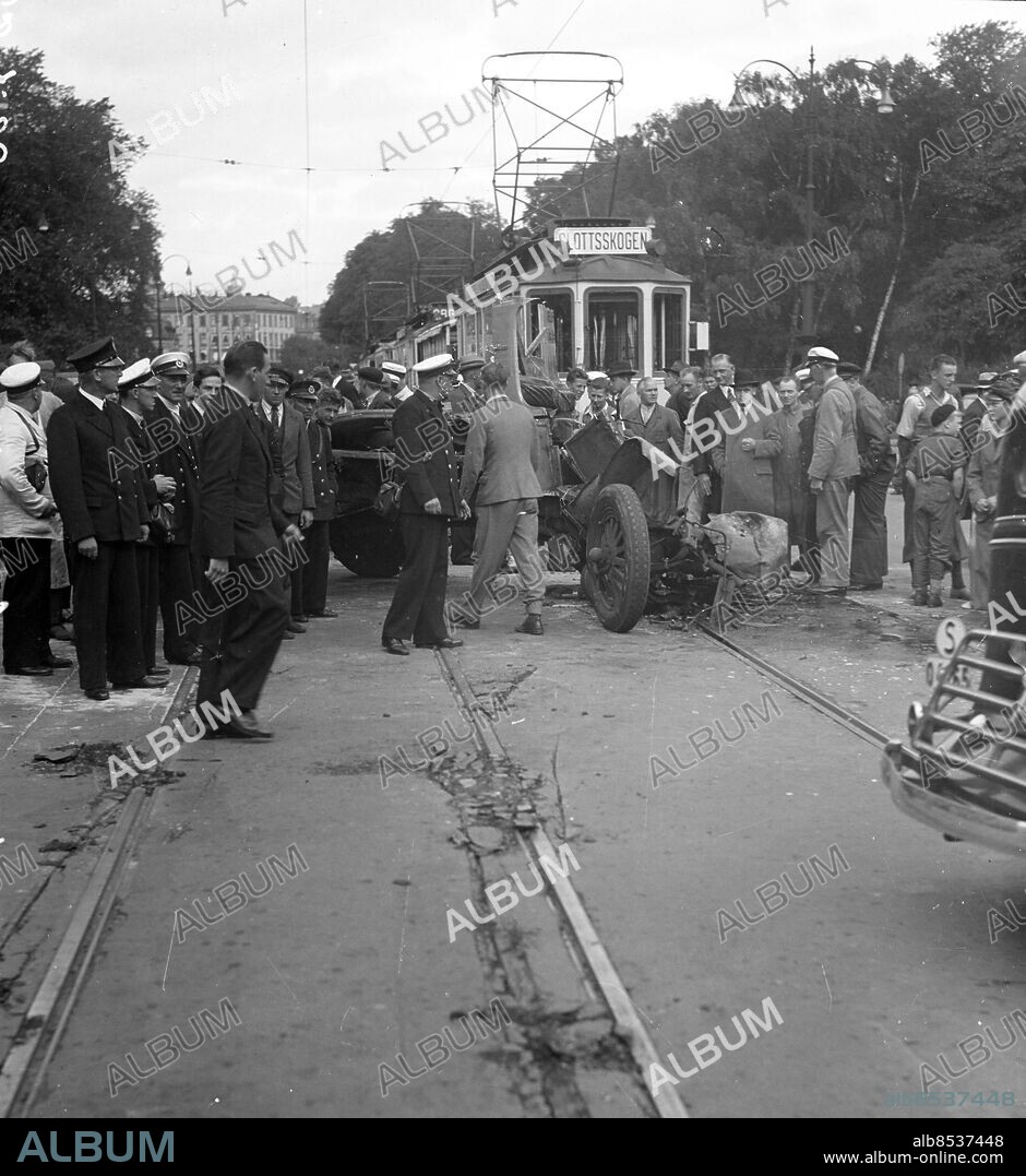 Göteborg - 1936-07-22 - Personbil i krock med spårvagn på Avenyn - det blev skrot av bilen - *** Local Caption *** GT Låda 1936-juli-01. KAMERAREPORTAGE.