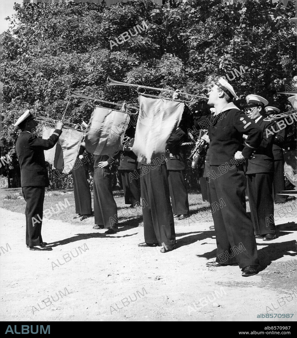 HANINGE 1946-07-02. Flottans musikkår på Berga örlogsskolor . Foto: SvD / TT / kod 12014.