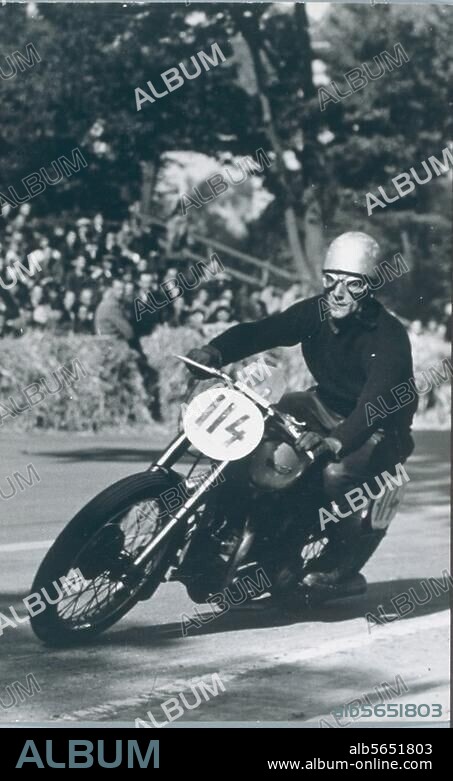 Transport / Sport / Course à moto. Moto de la marque Triumph participant à une compétition. Photo (Allemagne, début des années 50). D'un album-photo avec des clichés de sport à moto. Francfort sur le Main, coll. privée.