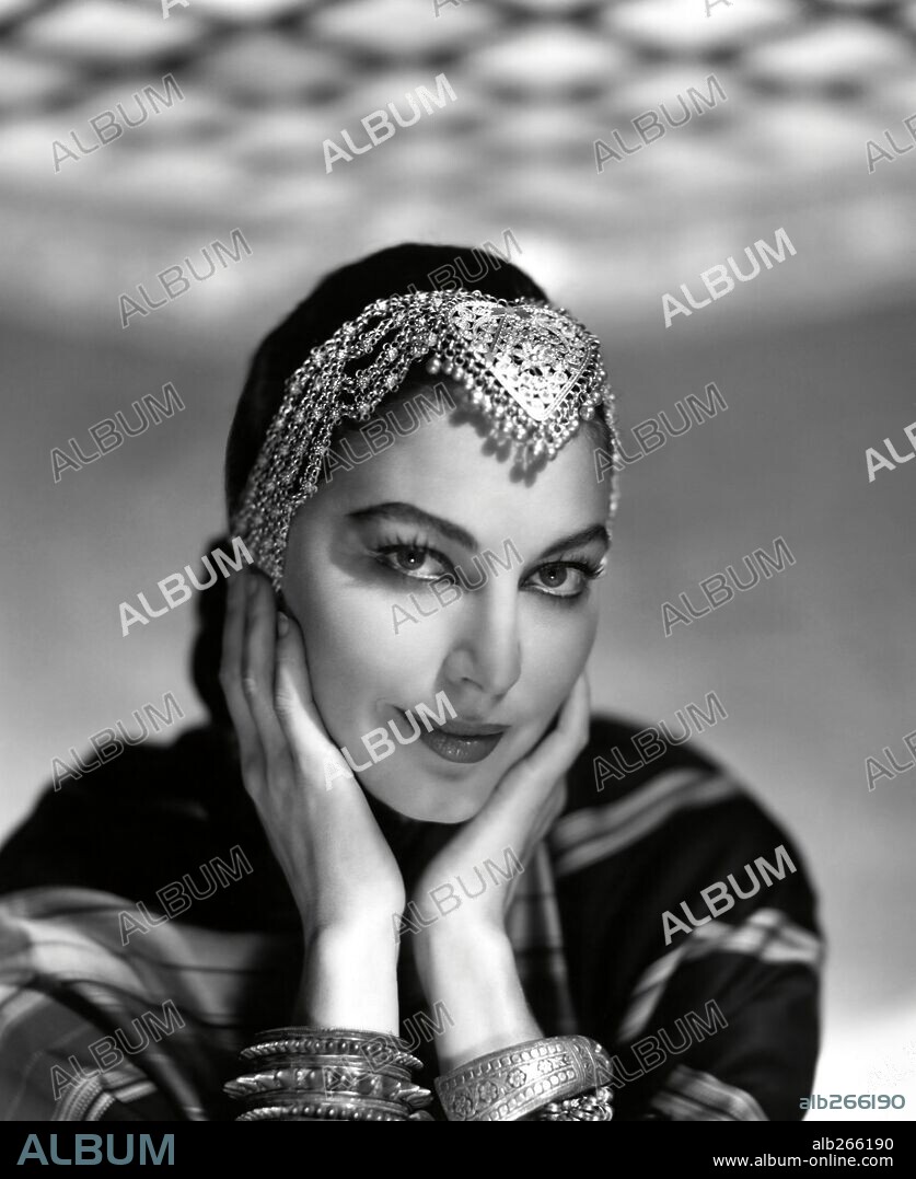 AVA GARDNER en CRUCE DE DESTINOS, 1956 (BHOWANI JUNCTION), dirigida por GEORGE CUKOR. Copyright M.G.M. / HOYNINGEN-HUENE.