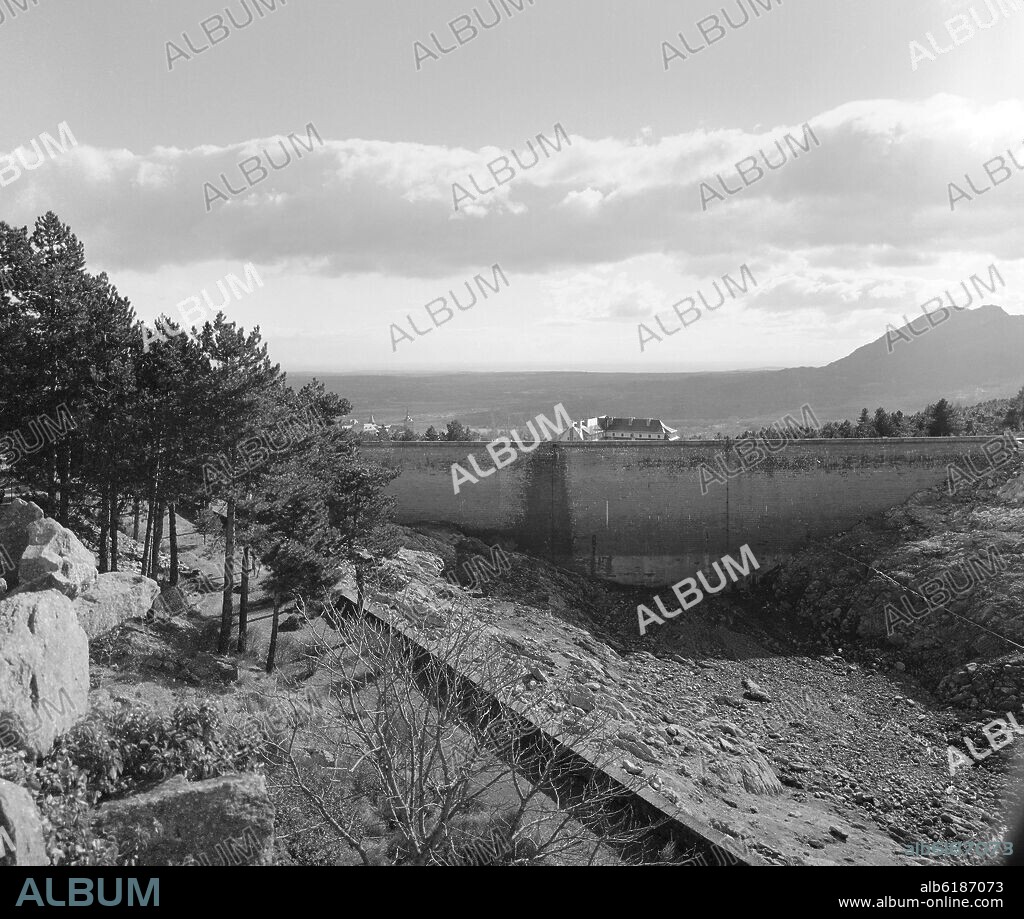 EMBALSE DE VALMAYOR - FOTOGRAFIA EN BLANCO Y NEGRO - AÑOS 60.