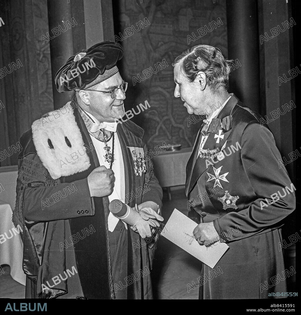 STOCKHOLM 1960-12-03. Gent Universitets rektor P. Lambrechts klädd i en hermelinprydd akademisk dräkt, i samtal med professor Nanna Svartz vid Karolinska Institutets 150-års jubileum i Stockholms stadshus 3:e december 1960. Nanna Svartz var Sveriges första kvinnliga professor vid en statlig högskola.. Foto: Roland Jansson / DN / TT / Kod: 29. ** SvD OUT **.