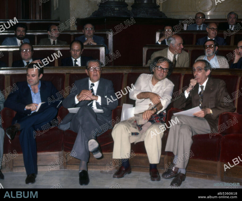 Parlament de Catalunya. En primer término: Carles Güell de Sentmenat (1930-2012), empresario y político, Josep Solé Barberà (1913-1988), abogado y político, Pere Portabella Ràfols (1929-), cineasta y político, y Josep Benet Morell (1920-2008), político catalán, miembros de la Comisión de los Veinte, redactores del Estatut; en segundo término: Marcel·lí Moreta Amat (1909-2004), industrial y político, Francisco Candel Tortajada (1925-2007), novelista y periodista; en tercer término: Manuel de Sárraga Gómez (1943-), abogado y político, y Laureano López Rodó (1920-2000), político y abogado; en cuarto término: Felip Solé Sabarís (1915-2005), médico y político. Septiembre de 1977.