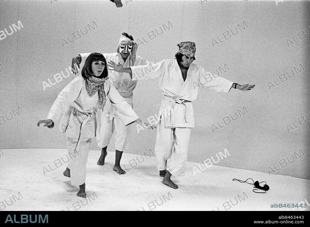 1969-07-14.. DEN FÖRLÄNGDA KROPPEN. TV-pjäs framförd av Fickteatern.. Här ses skådespelarna Lottie Ejebrant, Leif Sundberg och Tom Deutgen.. Foto: Anna Asp / RiR / SVT / Kod: 5600. RiR 19517 sv/v.