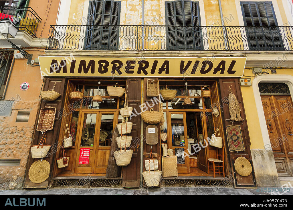 artesano del mimbre tejiendo un balancin,mimbreria Vidal, Palma, mallorca, islas baleares, spain, europa.