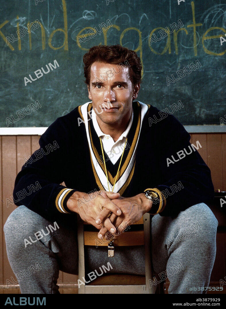 ARNOLD SCHWARZENEGGER in KINDERGARTEN COP, 1990, directed by IVAN REITMAN. Copyright UNIVERSAL PICTURES.