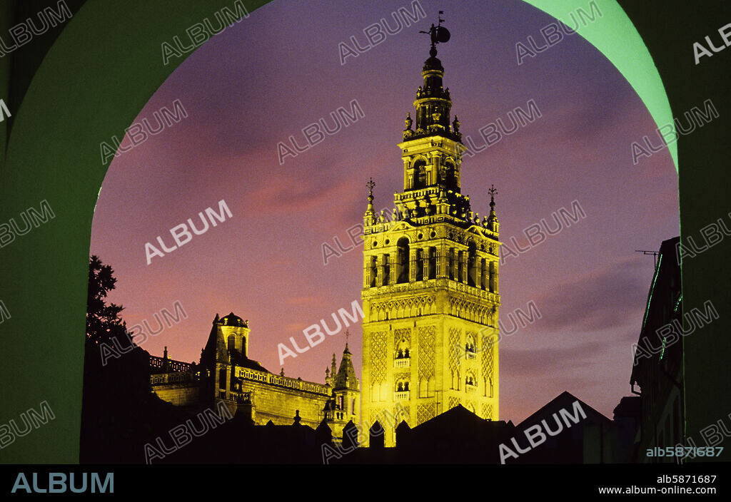 Giralda, vista nocturna desde entrada a barrio de Santa Cruz.