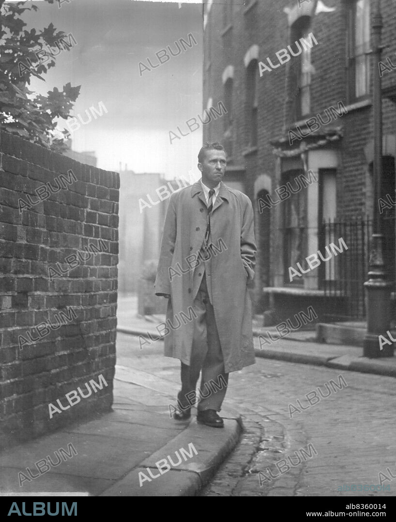Sprod finds inspiration in London slums. Sprod likes to walk in London slums to find his inspiration. October 21, 1953. (Photo by Ross Freeman/Fairfax Media).