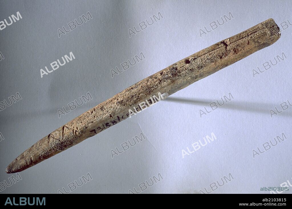 AZAGAYA CON DECORACIONES. PALEOLITICO. (DEPOSITO: MUSEO ARQUEOLOGICO NACIONAL).