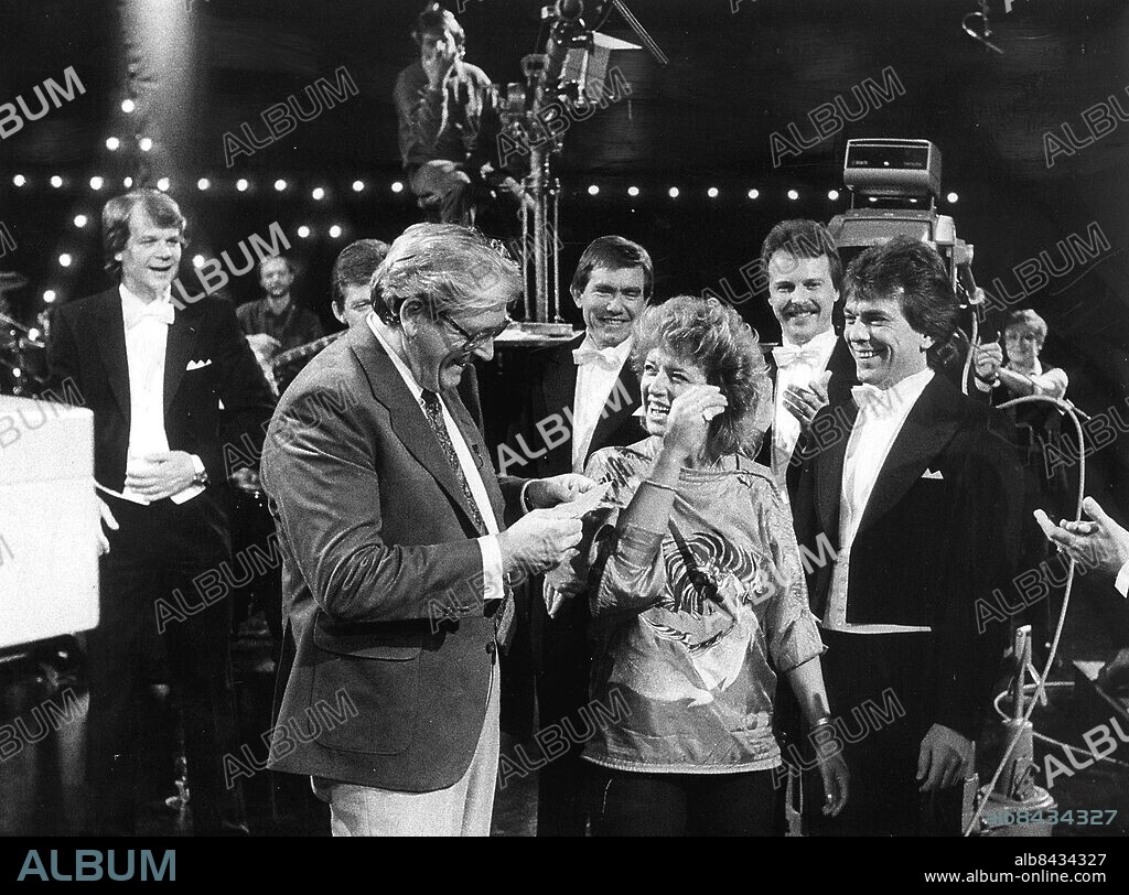 TV Här är ditt liv 1983 huvudpersonen är Lill-Babs programledaren Lasse Holmqvist Lars Holmqvist. Lasse Holmqvist DÖD dec 1996  gamla pojkvänner till Lill-Babs. TV Program Här är ditt liv 1983. Lill-Babs sång sit 1983. Holmqvist Lasse journalist Sit 1983  Holmqvist Lasse. (c) Staffan Johansson / Sydsvenskan / IBL.