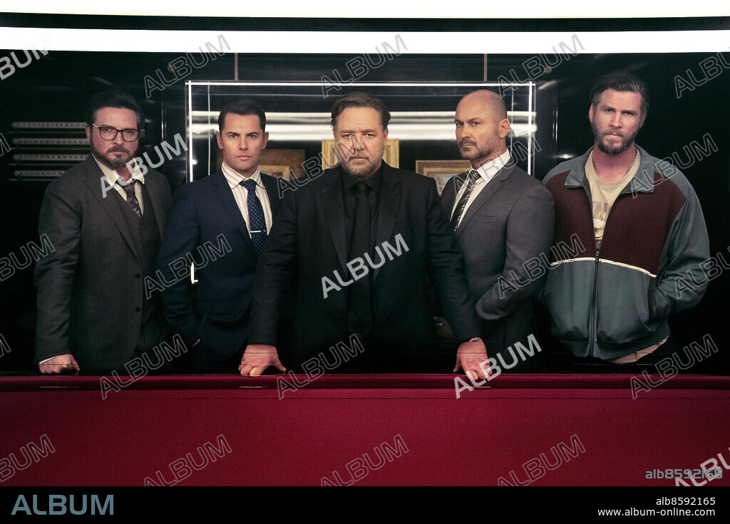 ADEN YOUNG, DANIEL MACPHERSON, LIAM HEMSWORTH, RUSSELL CROWE and STEVE BASTONI in POKER FACE, 2022, directed by RUSSELL CROWE. Copyright Arclight Films.