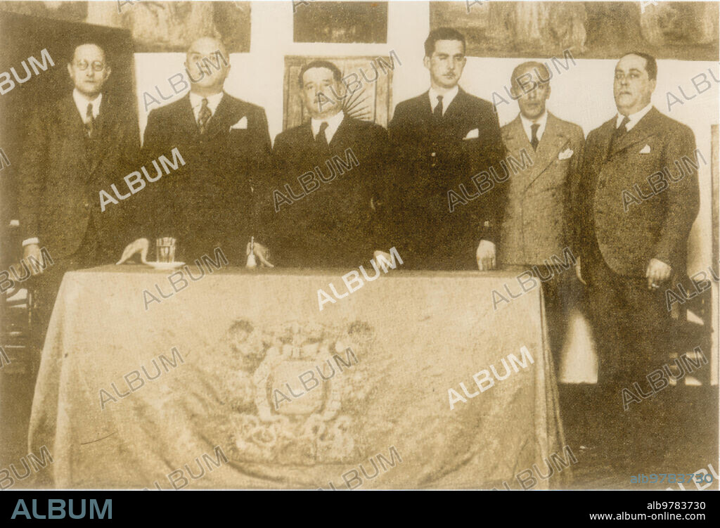 1930. From left to right, Jorge Guillén, Adriano del Valle, Hermenegildo Gutiérrez de Rueda, Carlos García Fernández, Luis Mosquera and Isaac del Vando, at the Ateneo.
