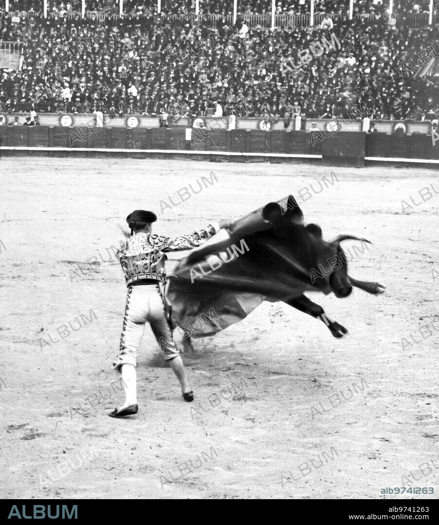 11 mayo 1915. De la corrida de Toros de ayer en Madrid. El diestro Francisco posada Toreando de capa A su primer Toro.