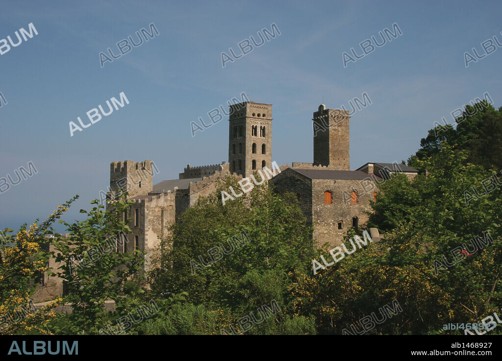 ARTE ROMANICO. ESPAÑA. S. XI-XII MONASTERIO DE SAN PEDRO DE RODA. Monasterio benedictino, asentado en la ladera de la Sierra de Roda. El edificio pertenece a los siglos XI-XII. De estilo románico, la iglesia fue consagrada en el año 1022. Provincia de Girona. España.