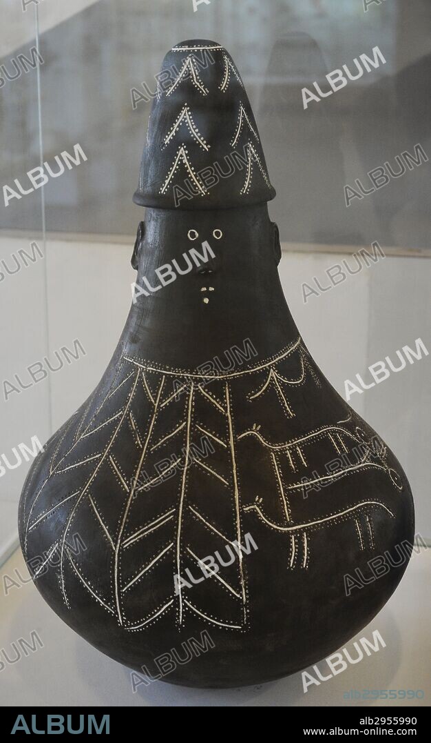 ARTE. PREHISTORIA. POLONIA. EUROPA. XII-II A. C. CULTURA POMERANIA. Cultura de la Edad del Hierro de Polonia (Zona del bajo Vístula y bahía de Gdansk). URNAS FUNERARIAS con caras y tapas en forma de sombrero. Museo Arqueológico. Gdansk. Polonia.