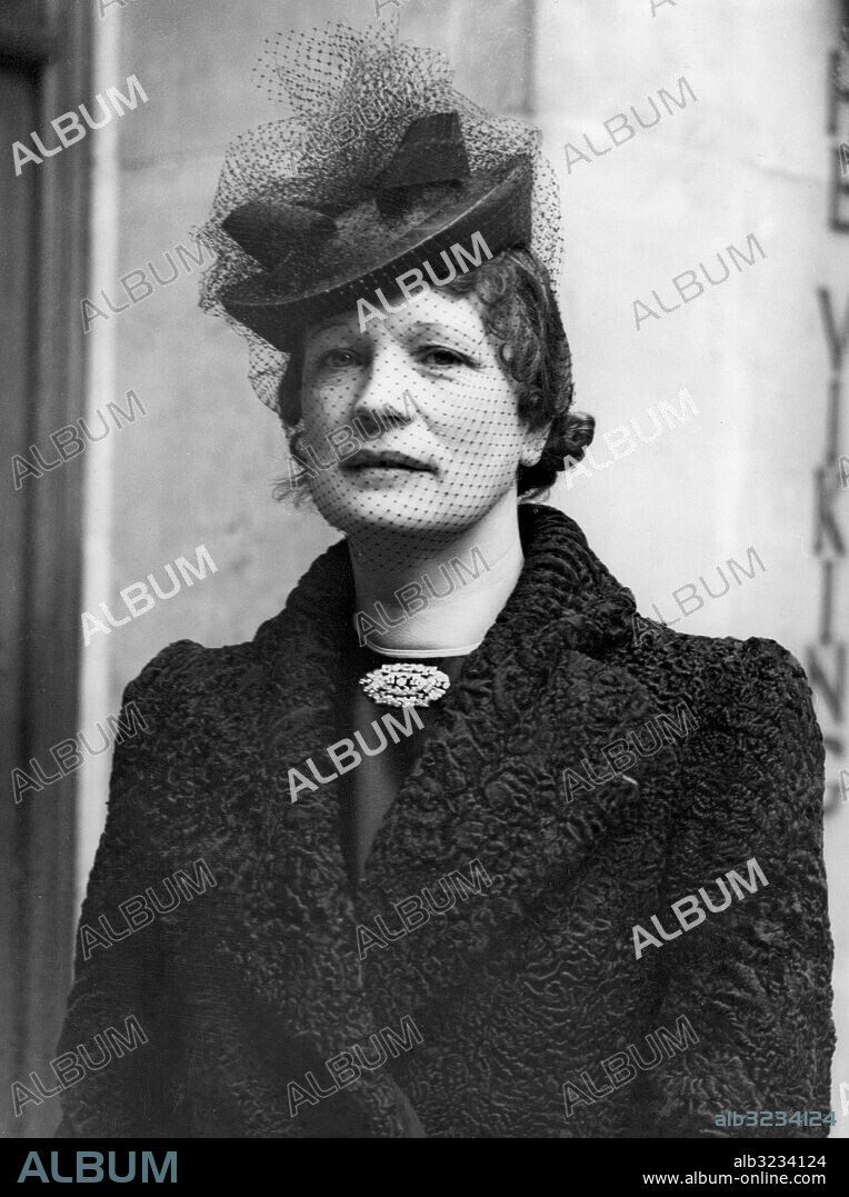 Orig. bildtext... FAMOUS WOMAN SPY IN LONDON. 10.3.39 Mme. Martha Richards who, during the war, was a secret service agent, and who it is stated was responsible for the capture and subsequent execution of Mata Hari, the famous spy, is now in London to attend the premiere of the film based on her activities which is to be shown in London. O.P.S. Mme. Martha Richards photographed in London yesterday. Orig. bildtext... BERÖMD KVINNLIG SPION I LONDON. Mme Martha Richards, som under världskriget var agent vid hemliga underrättelseväsendet och som konstaterats vara ansvarig för tillfångatagandet av avrättningen av Mata Hari, den berömda spionen, är nu i London för att övervara premiären på den film som inspelats på basis av hennes verksamhet. Orig. bildtext... Mme Martha Richards (...)som anses vara en av sitt lands modigaste och skickligaste spioner har erhållit hederslegionen och fick vid sitt avsked efter krigets slut från spionagetjänsten 62,000 franc och femton år senare hedrades hon med en ytterligare belöning. Anm. För fullständig text se originalet M Richard, 1889-1972, fransk spion under både första och andra världskriget. Filmen Marthe Richard au service de la France hade premiär 1937 Flor CD692 persons: MARTHE RICHARD sites: LONDON;FRANKRIKE*;STORBRITANNIEN PhotoDate:1939-03-??.