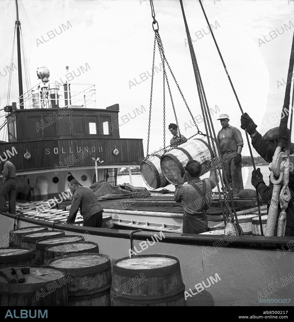 LYSEKIL 1948-01-01. Fraktfartyget Sollund II vid kaj i Lysekil för att lasta sill i tunnor. Foto: TT Historical / Kod 1902.