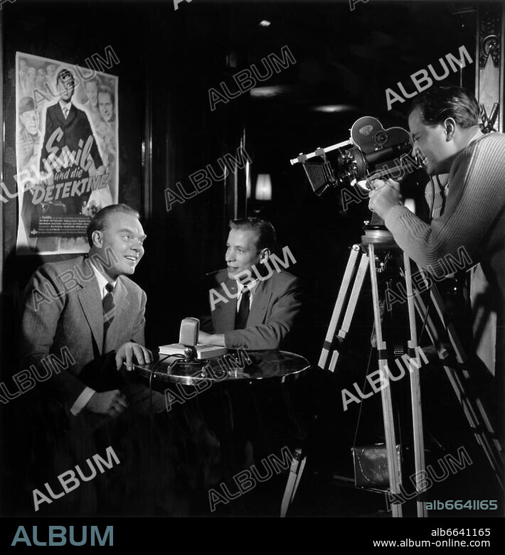 Richter, Hans dt. Schauspieler; geb. 1919. - Hans Richter (links) im Gespräch mit dem Regisseur Jürgen Roland. (Aufnahme für eine Fernsehsendung ?) - Foto, 1969.
