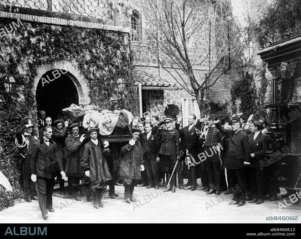 ITALIEN ROM 1930-04.. Orig. bildtext... BODY OF THE QUEEN OF SWEDEN LEAVES ROME. 12.4.30. The coffin containing the body of the Queen of Sweden, who died at her villa in Rome, recently left Swinemund on a Swedish Battleship for Stockholm, where the funeral takes place on April 12th. O.P.S. The coffin of the late Queen of Sweden, being placed on hearse outside Villa Swede in Rome for conveyance to Swinemund for Stockholm. The cortege is followed by King Gustav of Sweden, the Grand Duchess of Baden and Prince Wilhelm of Sweden. Fascists are saluting the coffin. Anm. Victoria, 1862-1930, svensk drottning från 1907, gift med Gustaf V. Bårar Bårtäcken Fascisthälsning Kistor CD531 persons: VICTORIA, DROTTNING AV SVERIGE* sites: SVERIGE*;ROM;ITALIEN.