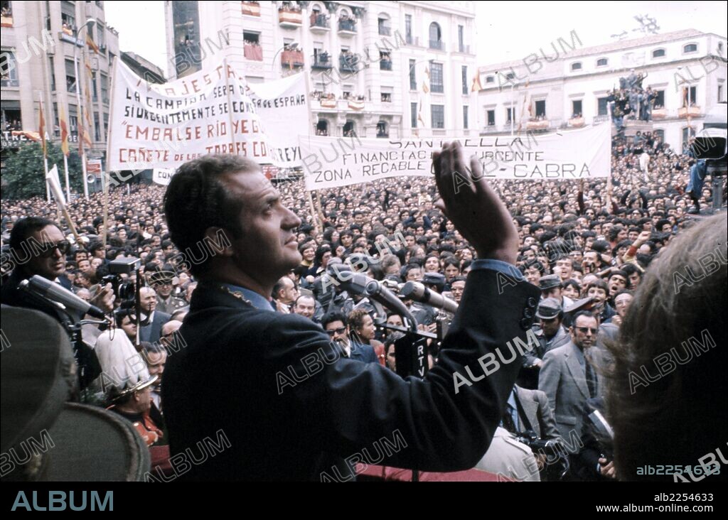 JUAN CARLOS I. REY DE ESPAÑA. ROMA 1938-. VIAJE A ANDALUCIA EN 1976.  SALUDANDO AL PUBLICO EN LA PLAZA DE LAS TENDILLAS. CORDOBA.
