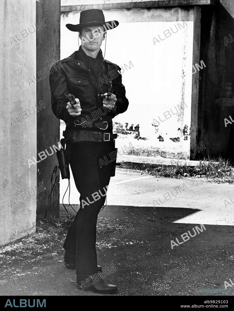 CLINT EASTWOOD en LAS BRUJAS, 1967 (LE STREGHE), dirigida por FRANCO ROSSI, LUCHINO VISCONTI, MAURO BOLOGNINI, PIER PAOLO PASOLINI y VITTORIO DE SICA. Copyright HAMMER FILM PRODUCTIONS.