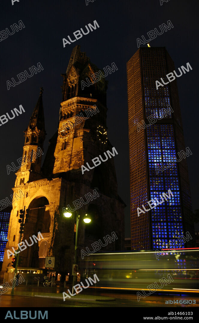 ALEMANIA. BERLIN. KAISER WILHELM GEDACHTNISKIRCHE (IGLESIA MEMORIAL DEL KAISER GUILLERMO) (1891-1895). S. XIX. Construída por el arquitecto alemán Franz Heinrich Schwechten (1841-1924). Fue bombardeada durante la II Guerra Mundial; actualmente se conserva la torre en ruinas rodeada por edificios erigidos entre 1951 y 1961. Vista nocturna.