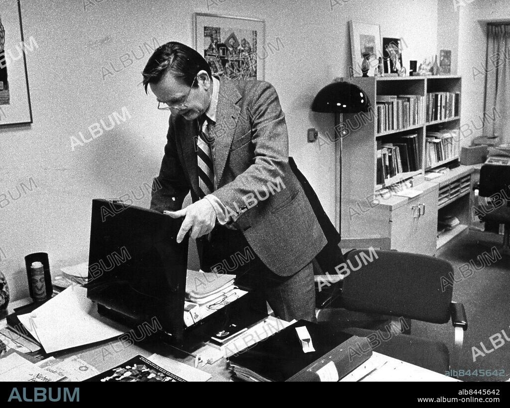 STOCKHOLM 1980-11-12. I fredags kväll vid 23-tiden var Olof Palme hos grannen och drack buljong. Kvart över elva gick han tillbaka till bostaden för att hämta en sak. Då ringde telefonen. Samtalet kom från Sveriges FN-ambassadör i New York Anders Thunborg. Han meddelade Olof Palme att FN:s generalsekreterare Kurt Waldheim sökte honom för ett personligt samtal.. Foto: Jacob Forsell / Expressen / TT / Kod 14. ** AFTONBLADET OUT **.