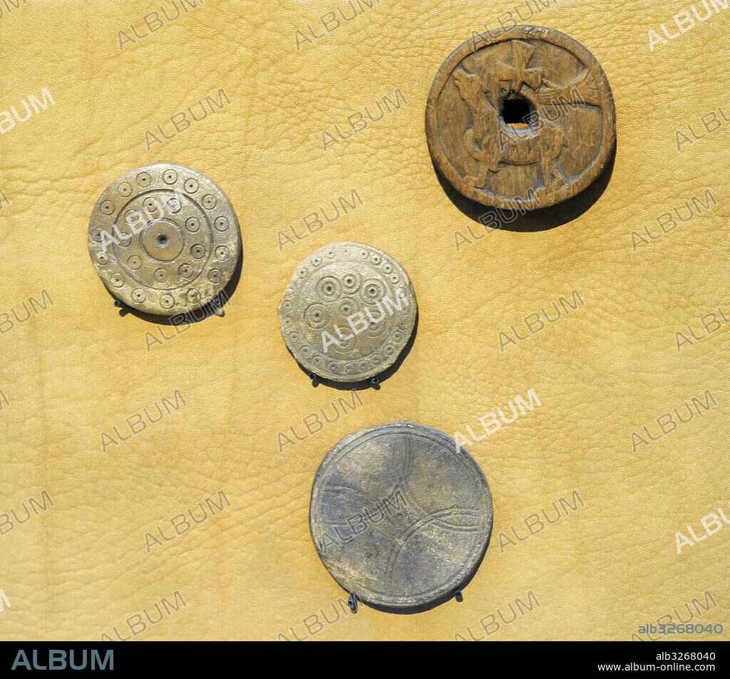Escandinavia. Edad Media. Fichas probablemente de un juego de mesa popular en Europa del siglo XIII, llamano Alquerque (damas). Hueso y madera. Museo de Historia (Historical Museum). Oslo. Noruega.