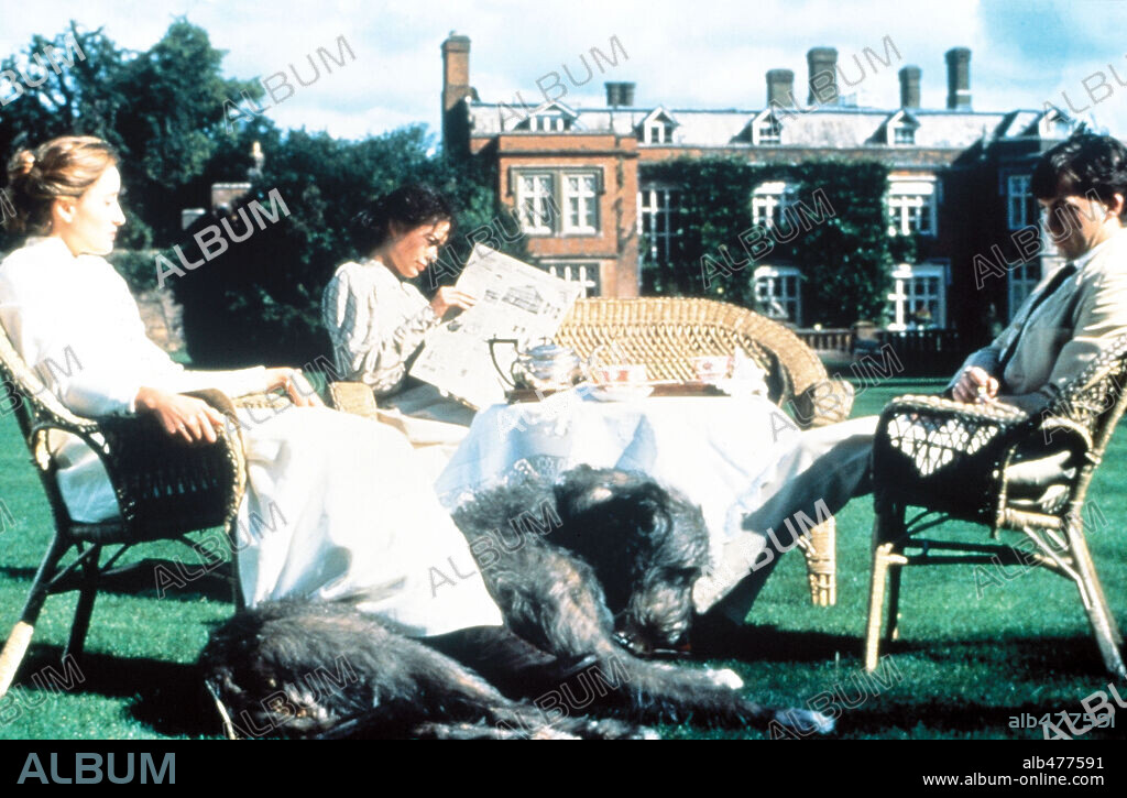 LENA HEADEY and NATASCHA McELHONE in MRS. DALLOWAY, 1997, directed by MARLEEN GORRIS. Copyright FIRST LOOK.