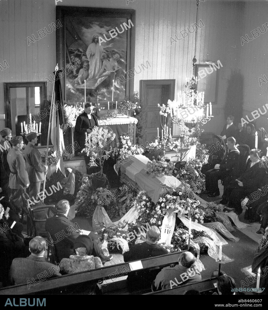 Ornö 1947-02-07. Greve Albert Stenbocks begravning i Ornö kyrka, med kransar från fyra kungahus kring kistan. Stenbock var arvprins Gustaf Adolfs adjutant och omkom den 26 januari 1947 i samma flygolycka vid Kastrup som prinsen.. Foto: SvD / TT / kod 12014.