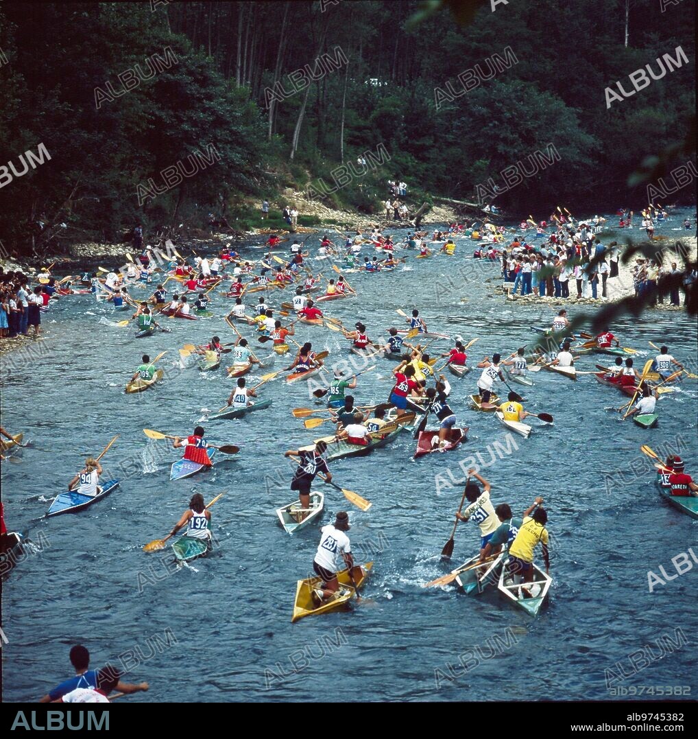 Río Sella, Asturias, 9 de agosto de 1977. El Descenso del Sella, o Fiesta de las Piraguas, discurre a lo largo de los diecinueve kilómetros que separan los puentes de Arriondas y Ribadesella.