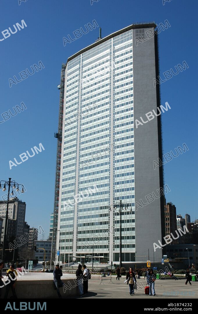ITALIA. MILAN. "EDIFICIO PIRELLI" (Pirellone), construido entre 1955-1960.