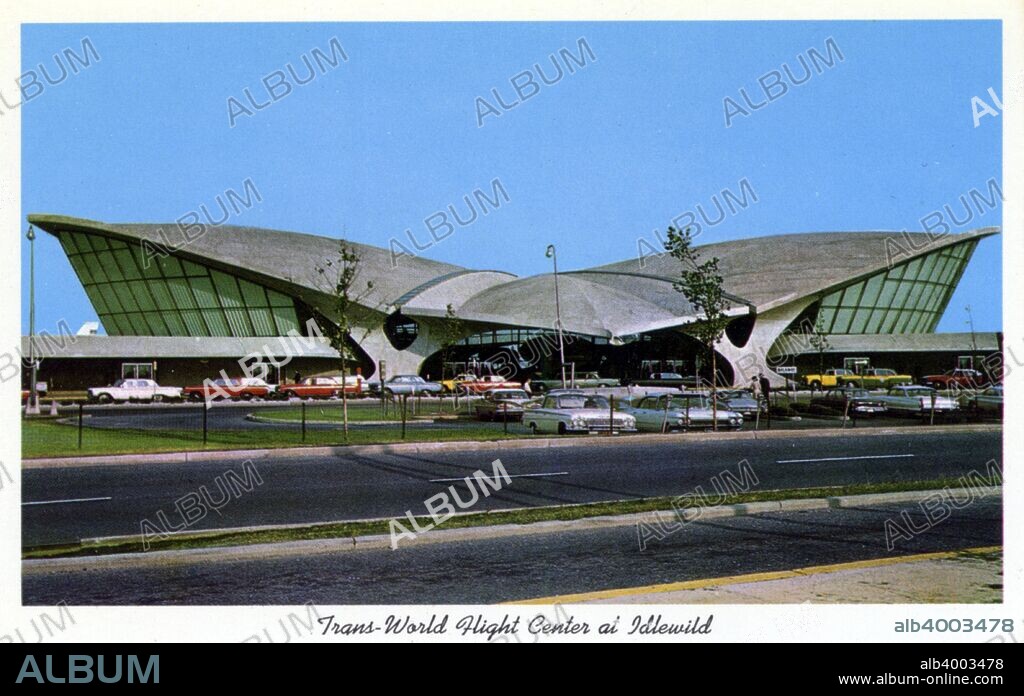 Trans-World Flight Center, Idlewild Airport, New York City, New York, USA, 1962. Vintage postcard showing the building, which was designed by Eero Saarinen in the form of a giant bird in motion. Idlewild, the largest of New York's three main airports, Idlewild was renamed John F Kennedy International Airport in 1963 after the President's assassination.