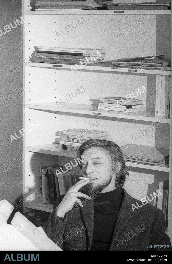 El escritor y editor español Carlos Barral en su despacho de la editorial 'Seix Barral'. Barcelona, año 1969.