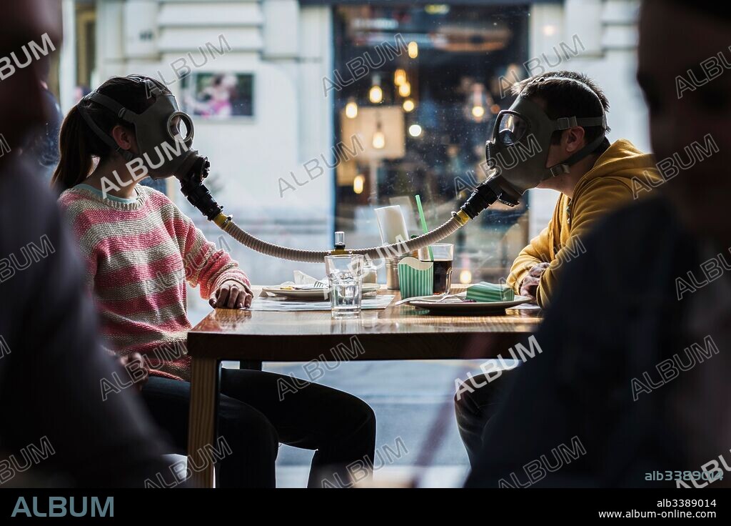 MARIA PEDRAZA y POL MONEN en AMAR, 2017, dirigida por ESTEBAN CRESPO. Copyright AMAR/AVALON/FILMEU/NETFLIX/TVE.